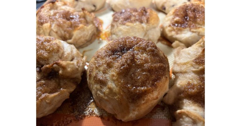 Cinnamon crunch bagel focused in front with 4 bagels behind it.