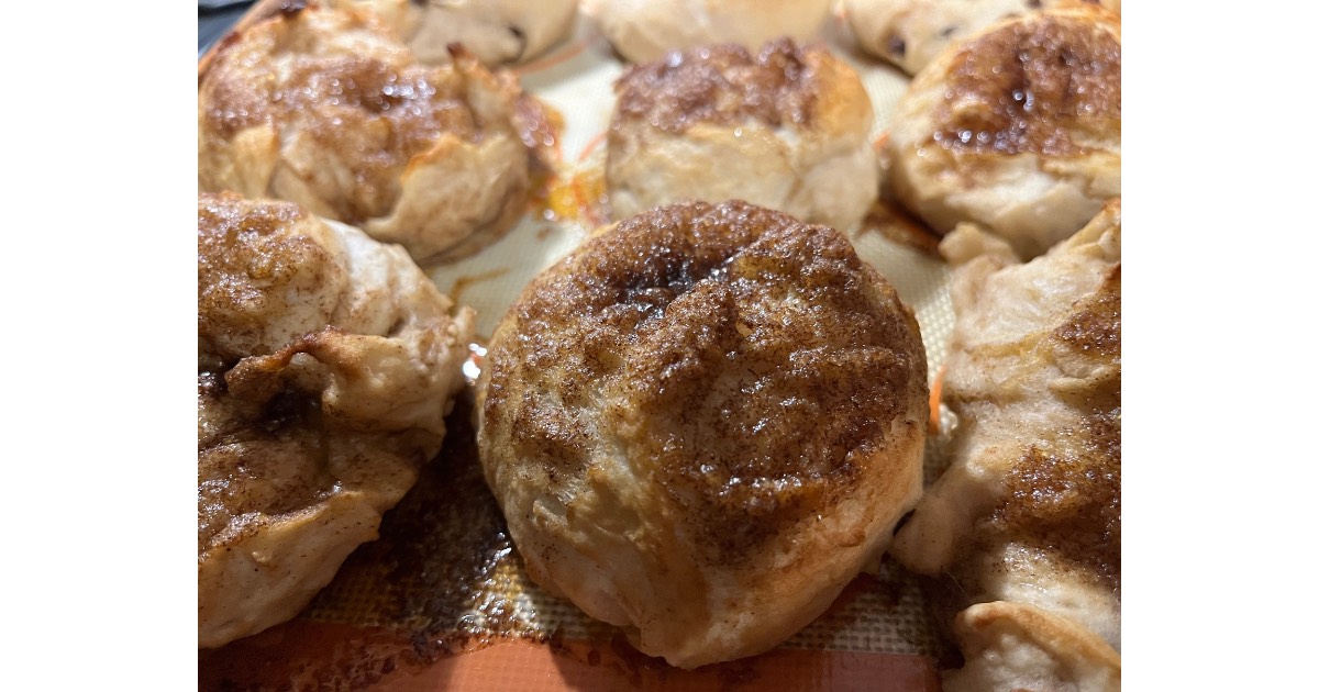 Cinnamon crunch bagel focused in front with 4 bagels behind it.