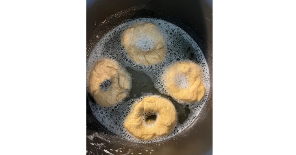 4 bagels in baking soda bath boiling