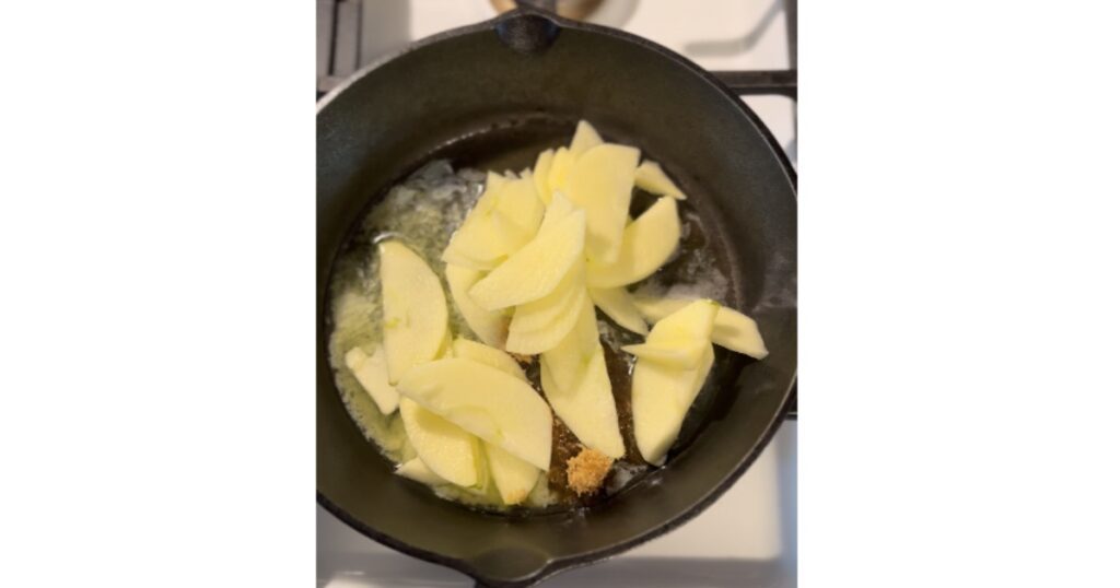 apple slices in cast iron skillet